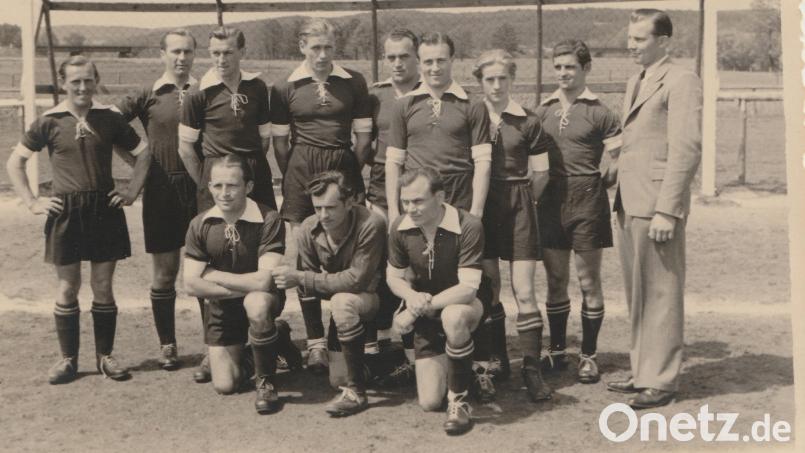 Eines der ersten Mannschaftsfotos des SC Luhe-Wildenau: 1950 auf dem alten Sportplatz an der Haidenaab. Repro: Ernst Frischholz