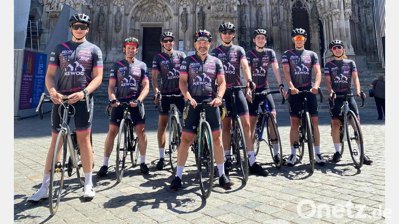 Die Teilnehmer des Projekts „Road2Riva“ absolvierten kurz vor dem Start nach Riva eine rund 205 Kilometer lange Testfahrt nach Regensburg und zurück. Mit den neuen Teamtrikots ausgestattet geht es für die Gruppe am Donnerstag auf die rund 700 Kilometer lange Fahrt zum Gardasee. Bild: Ralph Zimmermann