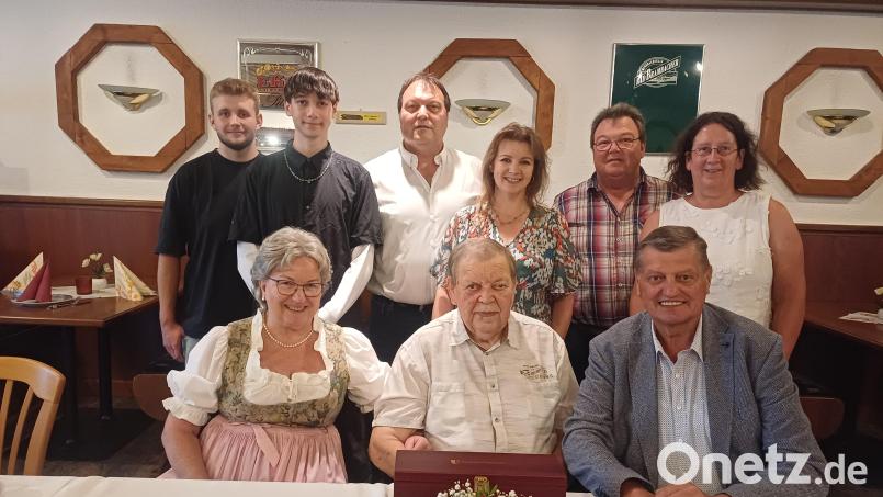Fensterbachs Zweiter Bürgermeister Franz Ziegelmeier (vorne rechts) gratulierte Helga und Rudolf Kasparides zur Diamantenen Hochzeit. Mit dem Paar freuten sich auch dessen beide Söhne, die Schwiegertöchter und die Enkel. Bild: Marita Lobenhofer