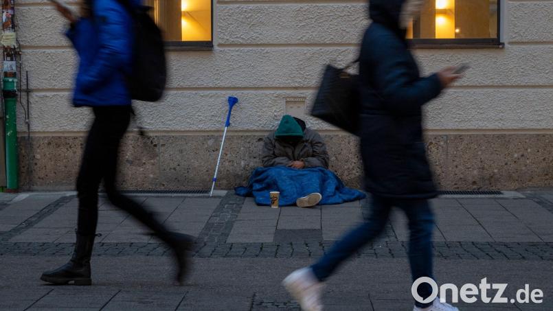 Ein Obdachloser in München. (Symbolbild) Bild: Peter Kneffel/dpa