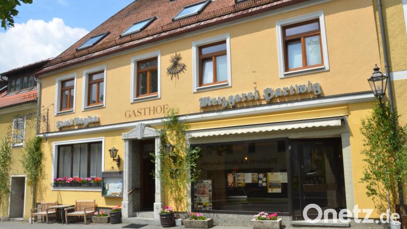 Mitten am Marktplatz in Pleystein befindet sich der Familienbetrieb Hartwig oder auch bekannt als "Haus Regina". Bild: dob