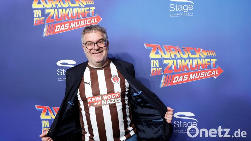 Moderator Elton zeigte sich auf dem Roten Teppich und wird demnächst auch eine Gastrolle in dem Musical übernehmen. (Archivbild) Bild: Georg Wendt/dpa
