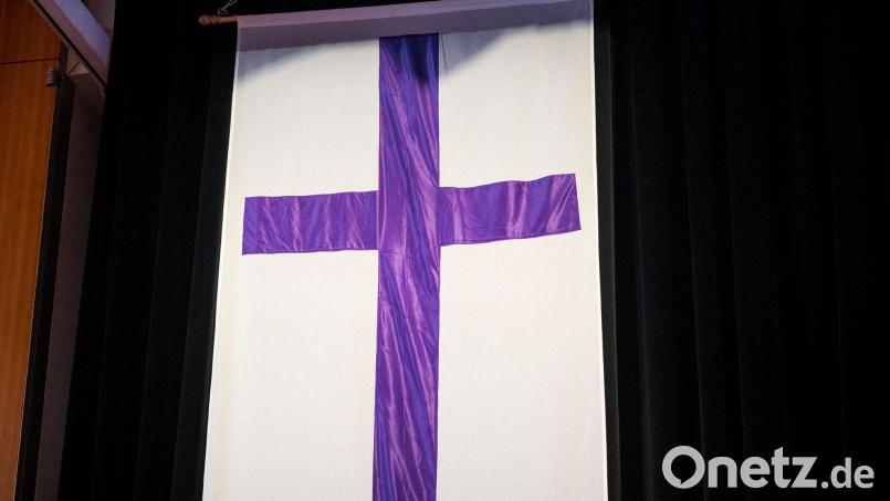 Die Fahne der evangelischen Kirche in Deutschland. (Symbolbild) Bild: Daniel Vogl/dpa