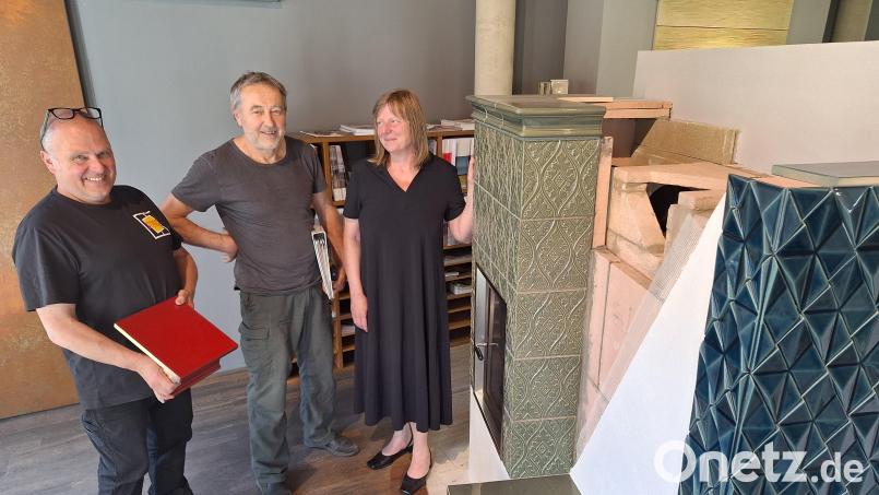 Betriebsleiter Wolfgang Engel (links) , Herbert Rittmeyer und geschäftsführende Gesellschafterin Elisabeth Troidl sind überzeugt, dass die Werkstätten für Ofenbau mit ihrer 150-jährigen Tradition in Nabburg auch weiterhin eine Zukunft haben. Aktuell geht der Trend auch wieder zu farbigen Kacheln, die man sie hier an den Modellen rechts sieht. Bild: bl
