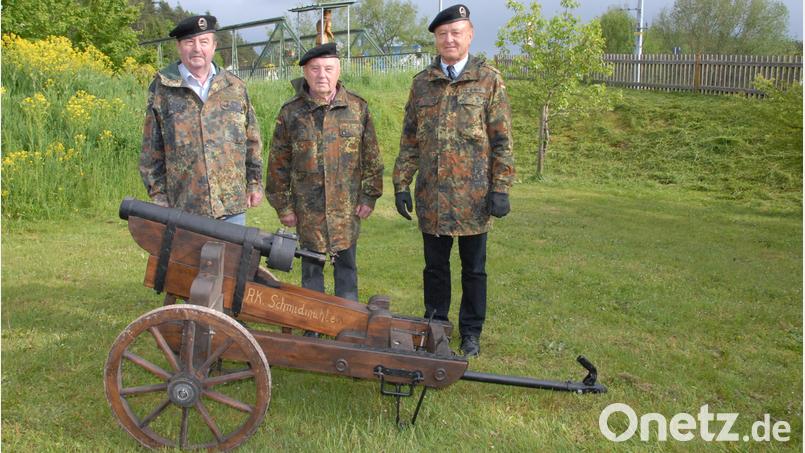 Vorsitzender Karl Fochtner, Anton Eschenloher und Michael Vierl (von rechts) mit der alten Salutkanone, die bei besonderen Anlässen wie Fronleichnam oder Volkstrauertag im Einsatz ist. Bild: pop