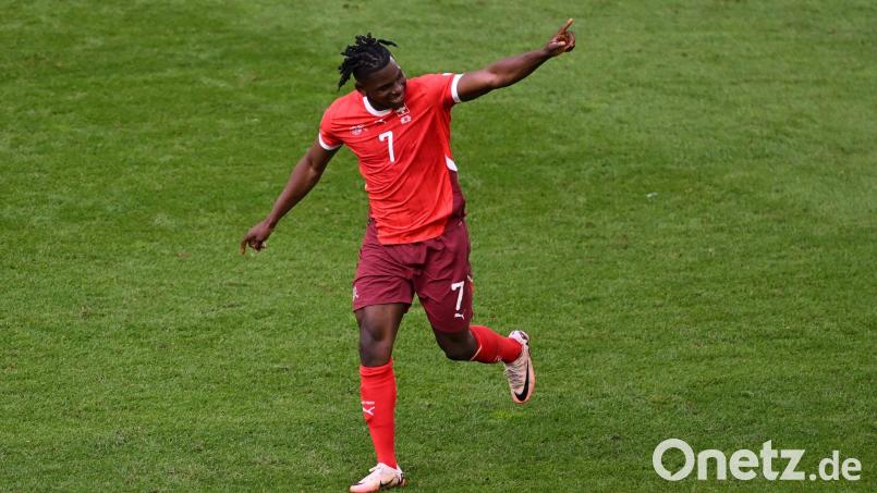 Aktuell weit weg von seinem Team: Breel Embolo. Bild: David Inderlied/dpa