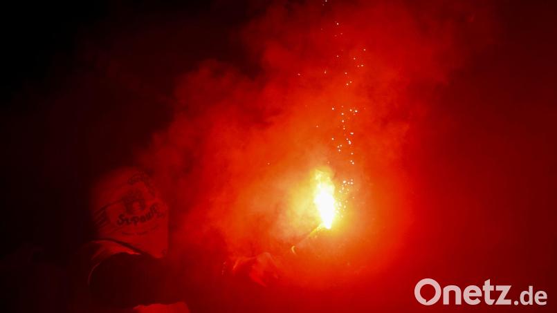 Das Verhalten ihrer Fans wird für den FC St. Pauli und den HSV teuer. (Archivbild) Bild: Christian Charisius/dpa