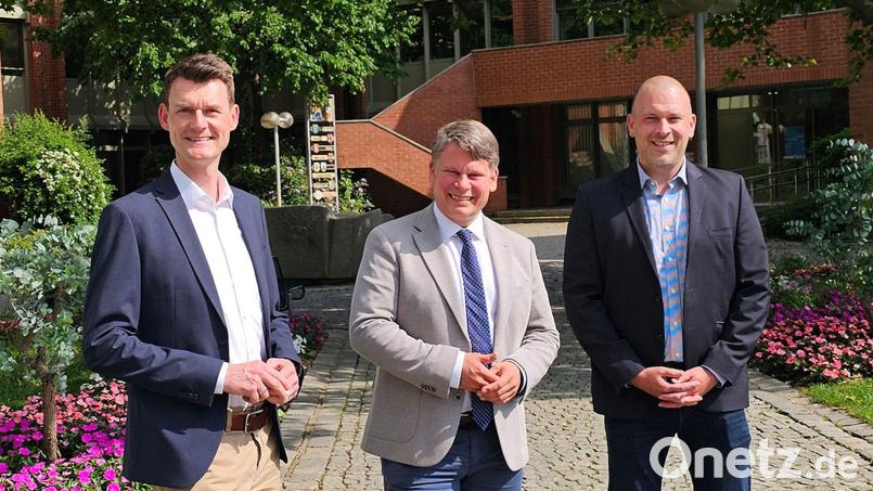 Mit Markus Kindsgrab (links) und Fabian Liedl (rechts) besetzt Weidens neuer Oberbürgermeister Benjamin Zeitler zwei Schlüsselpositionen im Rathaus. Bild: Stadt Weiden