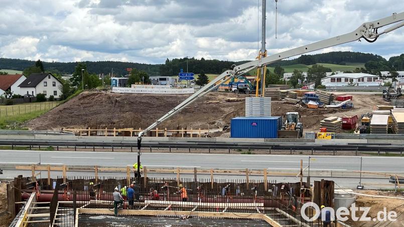 Für das Widerlager an der westlichen Seite der A 93 in Nabburg wird gerade das Fundament betoniert. Die Arbeiten für den Ersatzneubau liegen im Zeitplan. Das Fundament auf der gegenüber liegenden Seite ist fertig. Bild: ihl