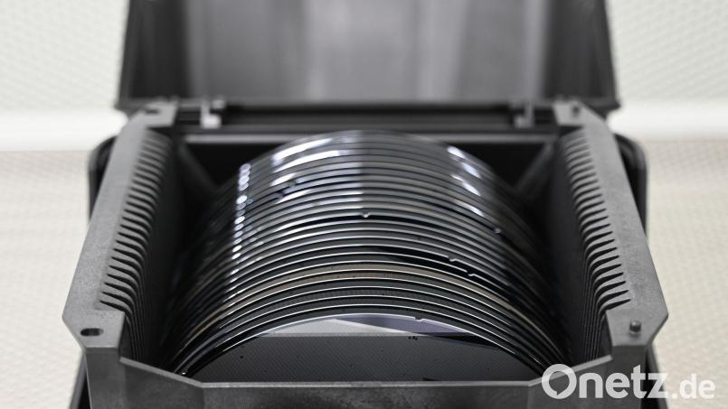 Die EU-Kommission will unter anderem die Versorgung mit Halbleitern sicherstellen. Im Bild: Zwischenprodukte, sogenannte Wafer, in den Räumen des Halbleiterproduzenten Nexperia. (Symbolbild) Bild: David Hammersen/dpa