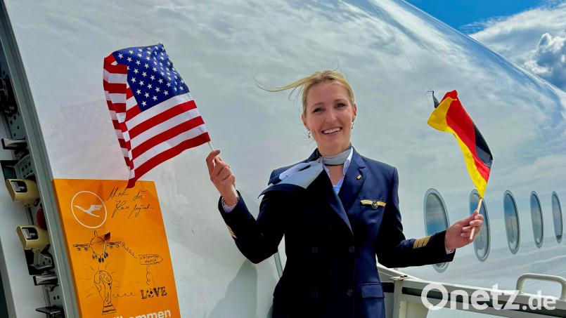 Lufthansa-Pilotin Johanna Thoma aus Wiesau vor dem Airbus A350-900, der die deutsche Fußballnationalmannschaft der Männer am Dienstag in die USA brachte. Fotos mit den Spielern durfte das Personal von Lufthansa nicht machen: Der DFB hatte das zuvor untersagt. Bild: Johanna Thoma