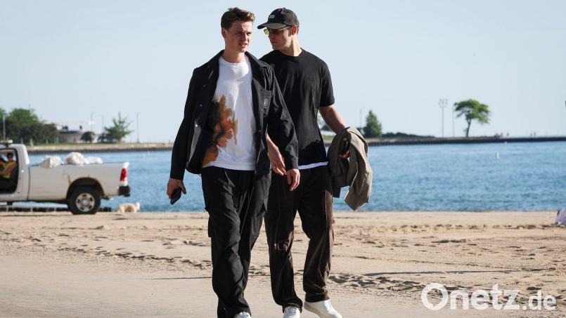 Jonas Urbig (l.) und Manuel Neuer (r.) gehen am Lake Michigan spazieren. Bild: Christian Charisius/dpa