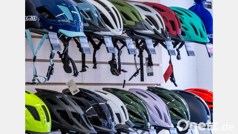 Nicht alle tragen einen Fahrradhelm, viele wünschen sich aber eine Helmpflicht. (Symbolbild) Bild: Jens Büttner/dpa