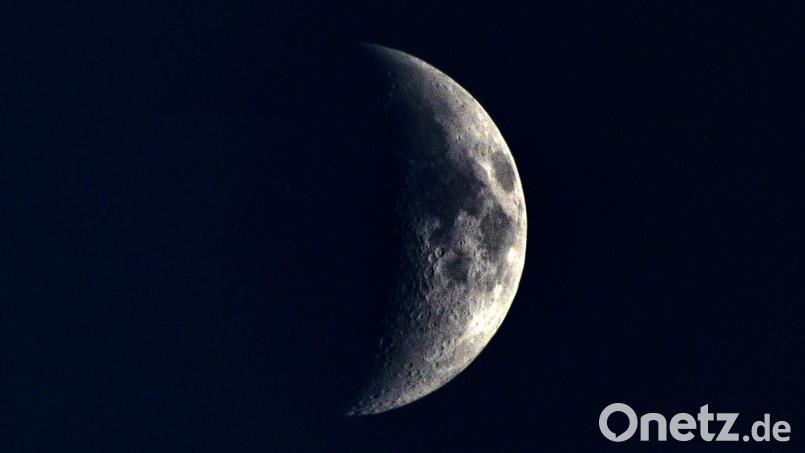Der Mond ist als Sichel im Nachthimmel über Tschechien zu sehen. (Symbolbild) Bild: Slavek Ruta/ZUMA Wire/dpa