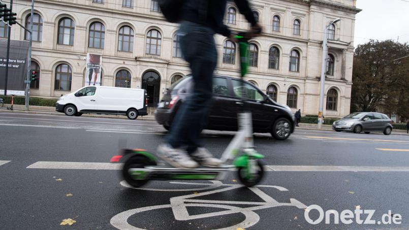 In der Fronberger Straße in Schwandorf ist ein E-Scooter-Fahrer schwer verletzt worden. Symbolbild: Jörg Carstensen/dpa