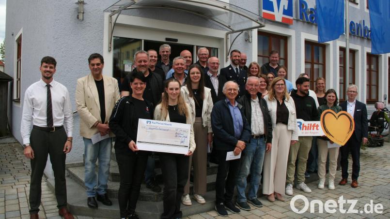 Vorstand Klaus Wild (ganz rechts) und Geschäftsstellenleiter Christopher Bothner (ganz links) von der Raiffeisenbank Hirschau eG übergaben Spenden in Höhe von 14.000 Euro an gemeinnützige Vereine und Organisationen aus dem Geschäftsgebiet Hirschau. Mit im Bild Bürgermeisterin Beate Dietrich (vorne 4. v. rechts). Bild: Uli Reindl