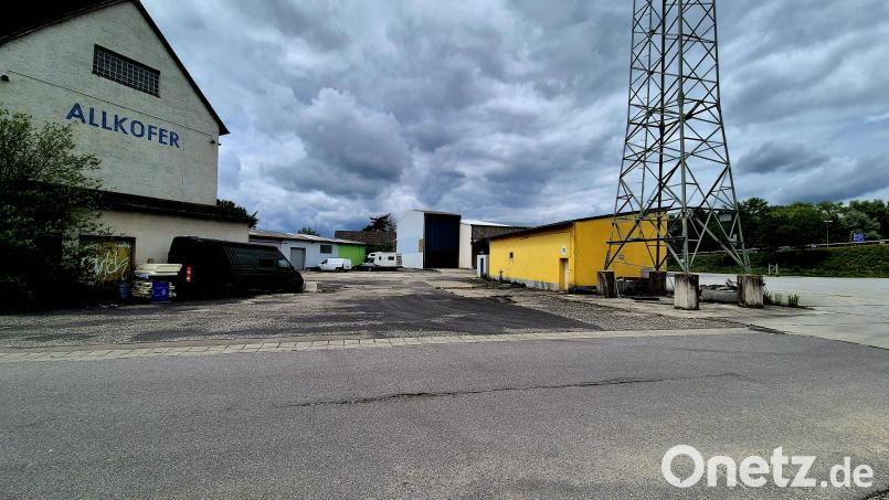 Das Allkofer-Gelände in Schwarzenfeld ist eine Industriebrache, in guter Lage nahe der Autobahn. Hier soll ein Regionalcenter entstehen. Bild: Hösamer