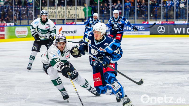 Filip Reisnecker (links) wechselt zur kommenden Saison zu den Blue Devils Weiden. Archivbild: Elke Englmaier