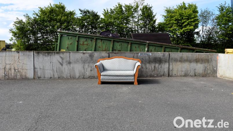Wer Polstermöbel wegwirft, wie diese noch gut erhaltene Couch, sollte vorher in die Ritzen schauen. Im Abfallwirtschaftszentrum Steinmühle finden die Mitarbeiter immer wieder einmal Geld auch zwischen den Polstern. Bild: ubb