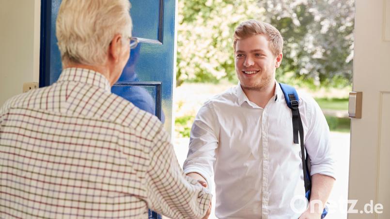 Das Symbolfoto zeigt eine Szene bei einem sogenannten Haustürgeschäft. Ein Senior aus Waldsassen schilderte jetzt seinen Unmut über einen aktuellen Fall. Bild: AdobeStock - Monkey Business