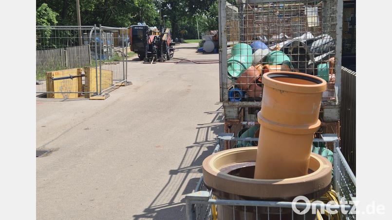 In Brudersdorf wird derzeit die Wasserversorgung erneuert. Deshalb ist eine Notversorgung errichtet worden. Bild: Hösamer