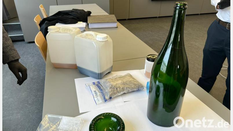Eine der ursprünglich mit MDMA gefüllten Flaschen war während des Prozesses im Gerichtssaal in Weiden zu sehen. Archivbild: juh