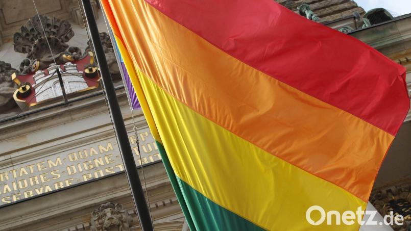 Am Rathaus - wie hier in Hamburg - wird in Aschaffenburg keine Regenbogenflagge gehisst. (Symbolbild) Bild: picture alliance / dpa