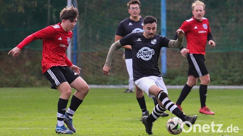 US-amerikanische Soldaten spielten in den vergangenen drei Jahren unter Federführung von Concordia Hütten im Fußballkreis Amberg/Weiden mit. Nun ist der Rückzug beschlossene Sache. Das Bild zeigt eine Szene aus einem Punktspiel gegen den SV Etzenricht II in der Saison 24/25. Archivbild: war