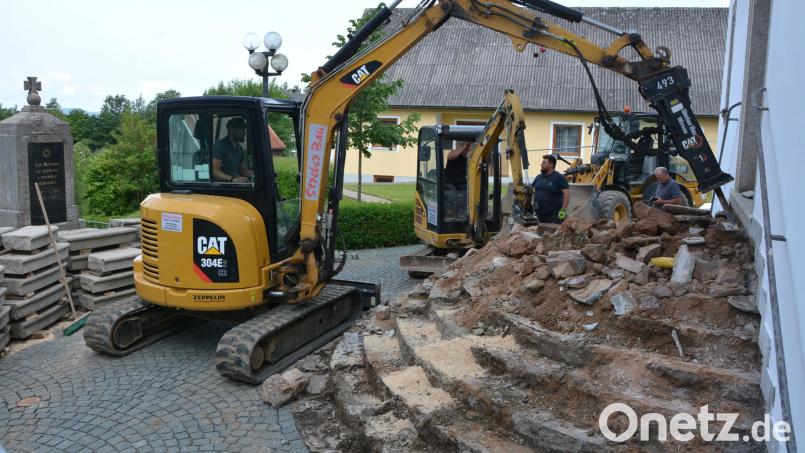 Am Dienstag wurde die alte Zugangstreppe zur Leonberger Pfarrkirche entfernt. Die Treppensteine sollen wiederverwendet werden, heißt es. Bild: jr