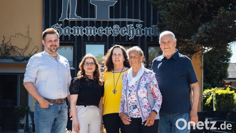 Die "Hammerschänke" als Drei-Generationen-Betrieb: Andreas Braun (links mit Freundin Simone Ostermeier) ist seit März der Chef und plant einen großen Umbau. Darüber freuen sich Mutter Andrea Braun (Mitte) sowie die Großeltern Mathilde und Herbert Brunner. Bild: Stefan Sperl