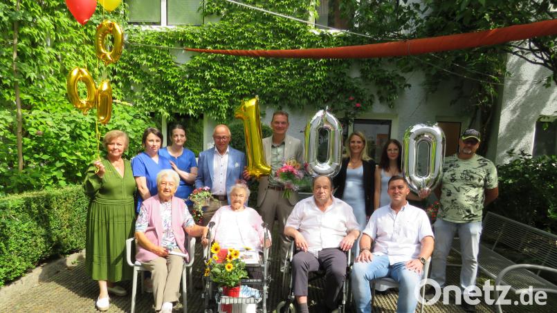 Ihren 100. Geburtstag feierte Elisabeth Schier (vorne, Zweite von links) im Seniorenwohnheim Löffler in Altenstadt und freute sich über die Glückwünsche vieler Gratulanten. Bild: adj