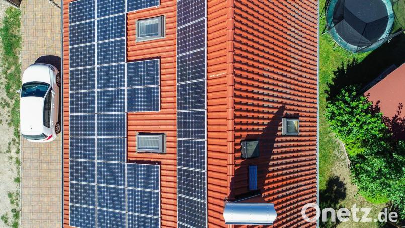 Der Anstieg der Öl- und Benzinpreise führt zu verstärkter Nachfrage nach Solaranlagen und Elektroautos. (Symbolbild) Bild: Patrick Pleul/dpa-Zentralbild/dpa