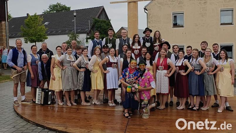 Bei der Krickelsdorfer Kirwa wurden Verena Piehler und Benedikt Dietrich (vorne) zum neuen Ober-Kirwapaar gekürt. Die Tänze der 15 Kirwapaare hatte wieder Sonja Ringer (2. von links) einstudiert. Mit im Bild links die „S’Vilsblech-Musikanten“. Bild: Christian Huber