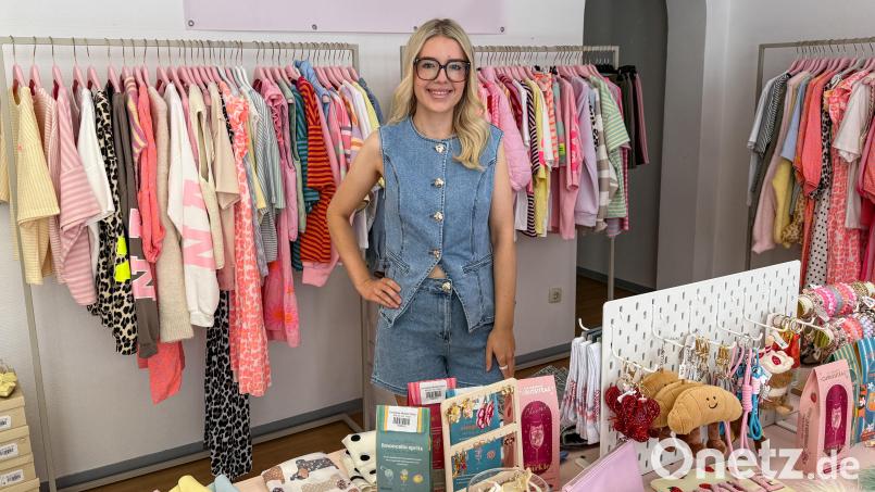 Luisa Schauer in ihrem Pop-up-Store in der Amberger Bahnhofstraße: Hier testet die junge Gründerin, ob ihr Erfolg im Online-Handel auch in einem Ladengeschäft funktioniert. Bild: Petra Hartl