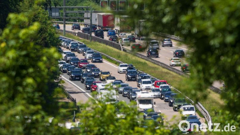 Zum Ferienende und rund um Fronleichnam kann es bayernweit zu Staus kommen. (Archivbild) Bild: Peter Kneffel/dpa