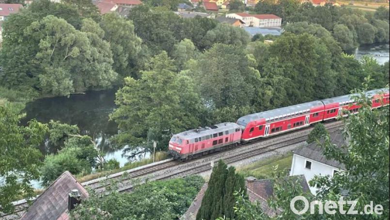 Die Bahnlinie durch das Naabtal - hier im Bereich der Stadt Nabburg - soll nach jüngsten Plänen vorerst (noch) nicht elektrifiziert werden. Eine Chance könnte sich daraus für Nabburg ergeben. Bild: Wilhelm Amann