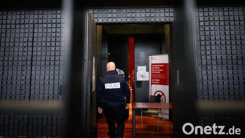 Der sogenannte Maskenmann hat vor Gericht in Frankreich bestritten, den kleinen Jonathan getötet zu haben. (Archivbild) Bild: Loic Venance/AFP/dpa