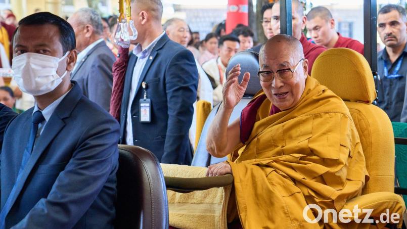 Der Dalai Lama, das spirituelle Oberhaupt der tibetischen Buddhisten, wird sich einer Behandlung am Knie unterziehen. (Archivbild) Bild: Ashwini Bhatia/AP/dpa