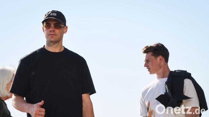 Manuel Neuer (l.) ist mit Jonas Urbig (r.) an der Promenade des Lake Michigan in Chicago. Bild: Christian Charisius/dpa