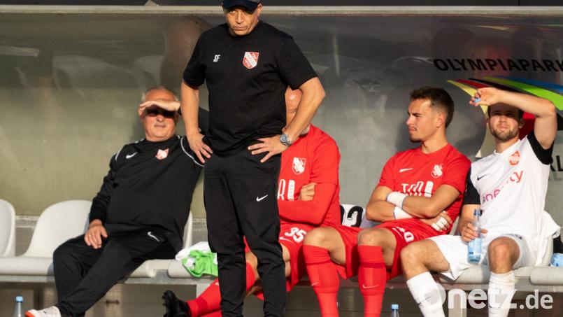 Havelse und Trainer Samir Ferchichi (2.v.l) könnten nun doch im Profifußball bleiben. (Archivbild) Bild: Soeren Stache/dpa