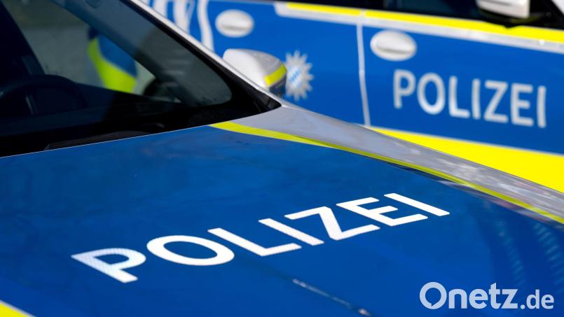 Einsatzkräfte retten einen schlafenden Jugendlichen aus einem U-Bahn-Tunnel. (Symbolbild) Bild: Sven Hoppe/dpa