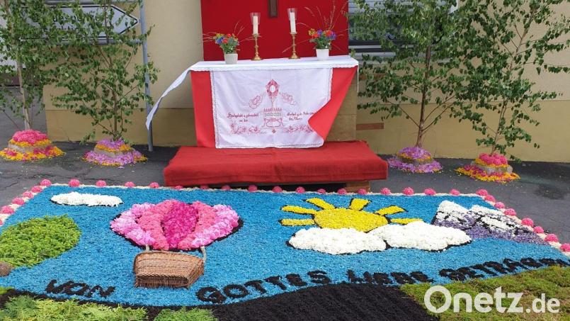 Dieser Blumenteppich in Bärnau greift an Fronleichnam ein Motiv der Kommunionkinder auf. Bild: Ingrid Leser