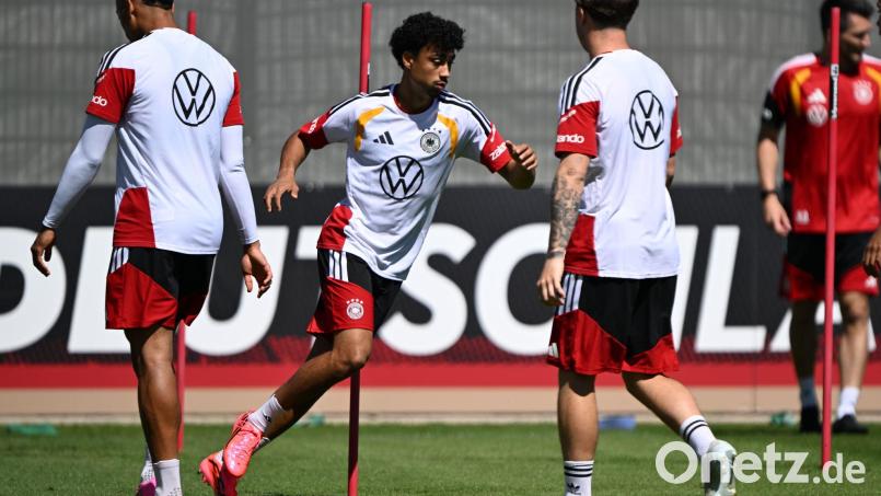 Nathaniel Brown (Mitte) beim Training mit der deutschen Nationalelf. Der Kümmersbrucker soll sich mit dem FC Bayern einig sein. Bild: Federico Gambarini/dpa