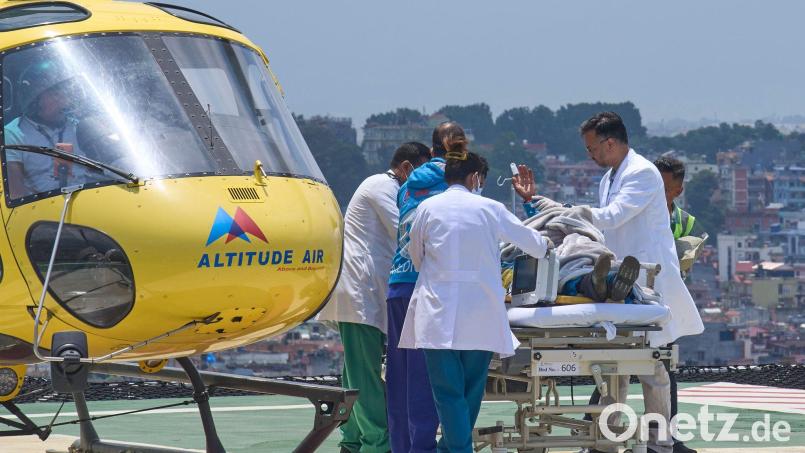Der Bergführer wurde nach seiner Rettung in ein Krankenhaus gebracht. Bild: Niranjan Shrestha/AP/dpa