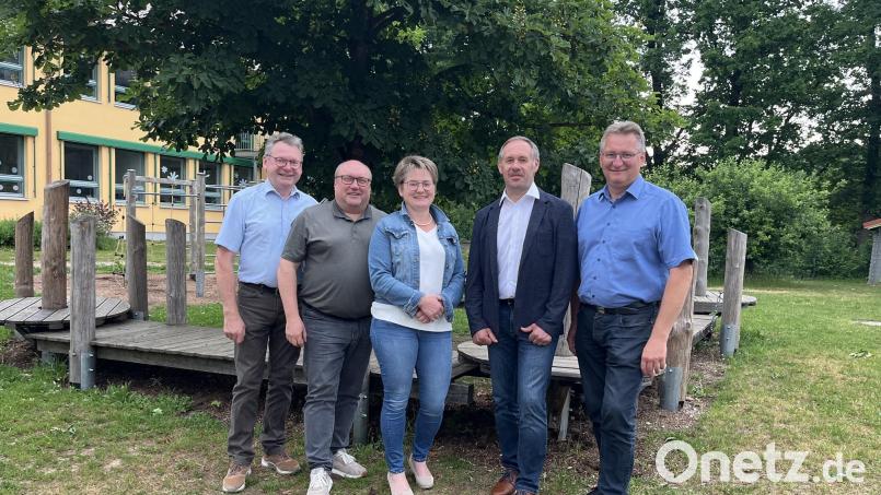Als Bürgermeister sind sie zu Standesbeamten der Verwaltungsgemeinschaft neu oder wiederbestellt worden: (von links) Martin Prey (Niedermurach), Sonja Meier (Winklarn), Josef Pretzl (Gleiritsch) und Adolf Hammer (Teunz). Anton Brand (Zweiter von links) ist Geschäftsstellenleiter der Verwaltungsgemeinschaft. Bild: Anton Brand