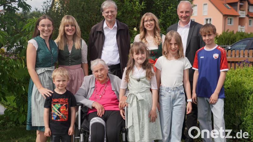 Geistig frisch feiert Theresia Feneis (vorne) ihren 95. Geburtstag. Der Waldthurner Bürgermeister Georg Bocka (hinten rechts) und Pfarrer Norbert Götz (hinten Mitte) gratulieren. Bild: fvo