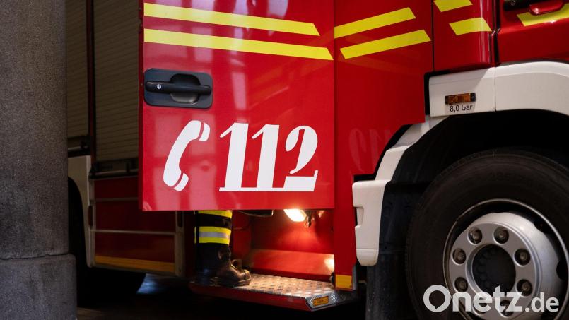 Die Feuerwehr holte vier Menschen aus dem Haus und vom Dach. (Symbolbild) Bild: Niklas Treppner/dpa
