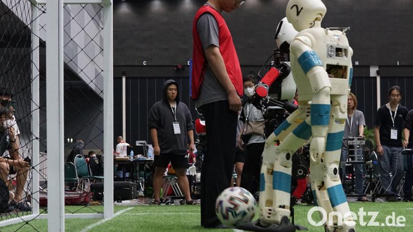 Spielende Fußballroboter gibt es schon länger - doch auch im menschlichen Fußball könnten in den nächsten Jahren verstärkt Assistenzroboter Einzug halten. (Archiv) Bild: Universität Bonn/Autonome Intelligente Systeme/dpa