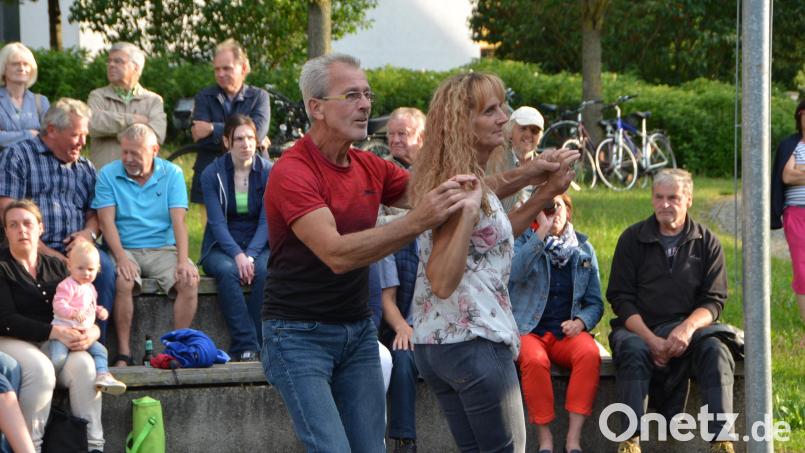 Wer es nicht mehr auf seinem Platz aushält, darf auch das Tanzbein schwingen. Archivbild: dob