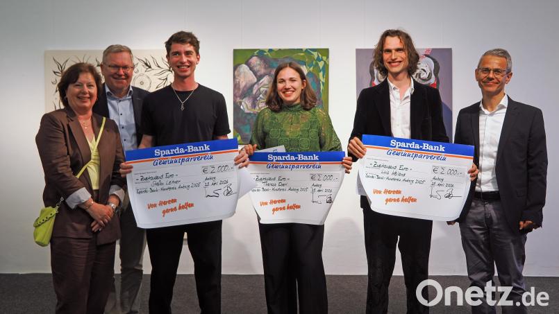 Die Gewinner des Kunstpreises. Von links nach rechts: Sabine Seberak (Sparda-Bank Amberg), Michael Cerny, LEITI, Theresa Eberl, Luis Weiland und Michael Gruber (Vorstandsvorsitzender der Sparda-Bank Ostbayern eG). Bild: Georg Birner
